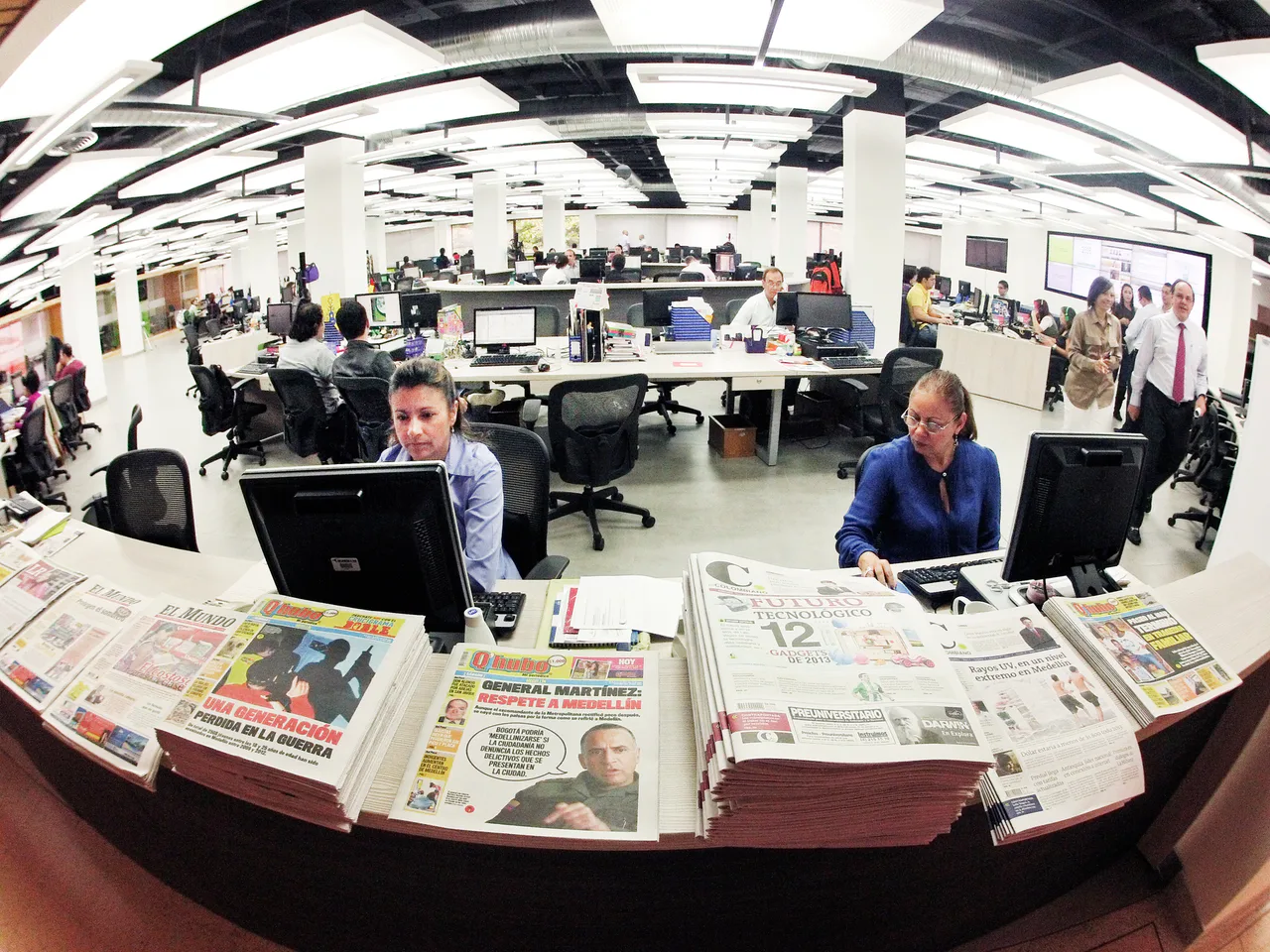 Periodistas y mesas de trabajo en la redacción de El Colombiano, en Medellín