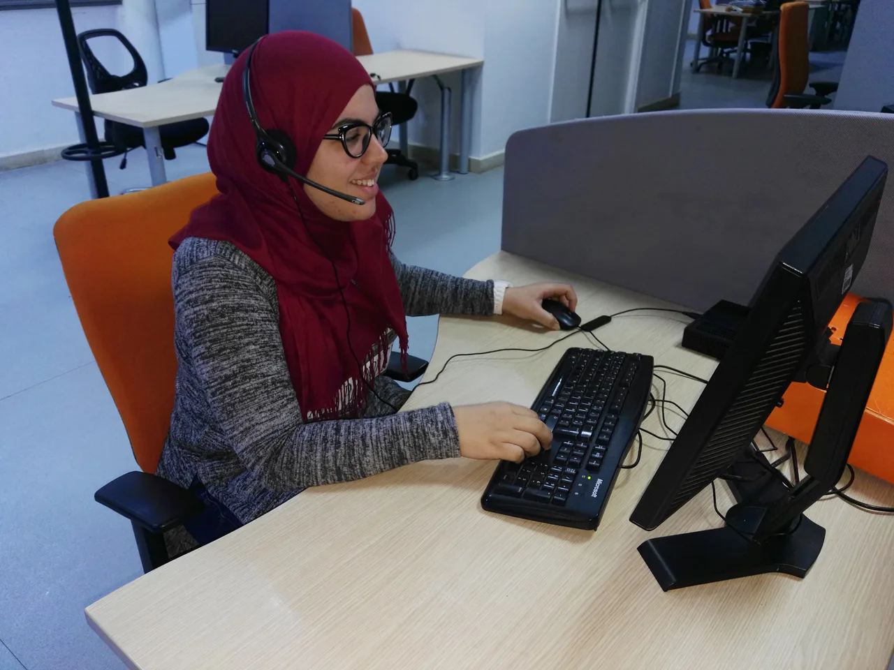 Una operadora utiliza auriculares y ordenador en un centro de atención al cliente de Túnez