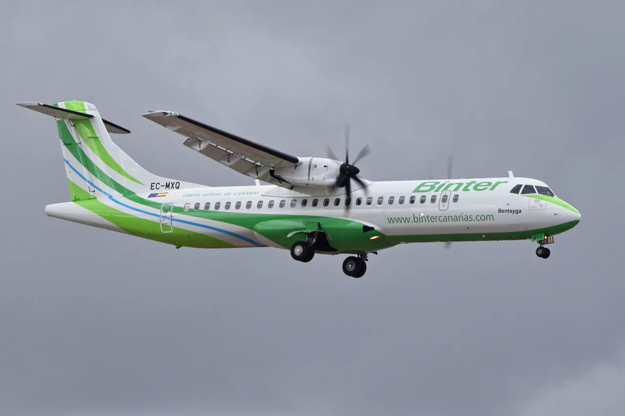 Avión ATR 72 de Binter, matrícula EC-MXQ, aproximándose al aeropuerto de Tenerife Sur