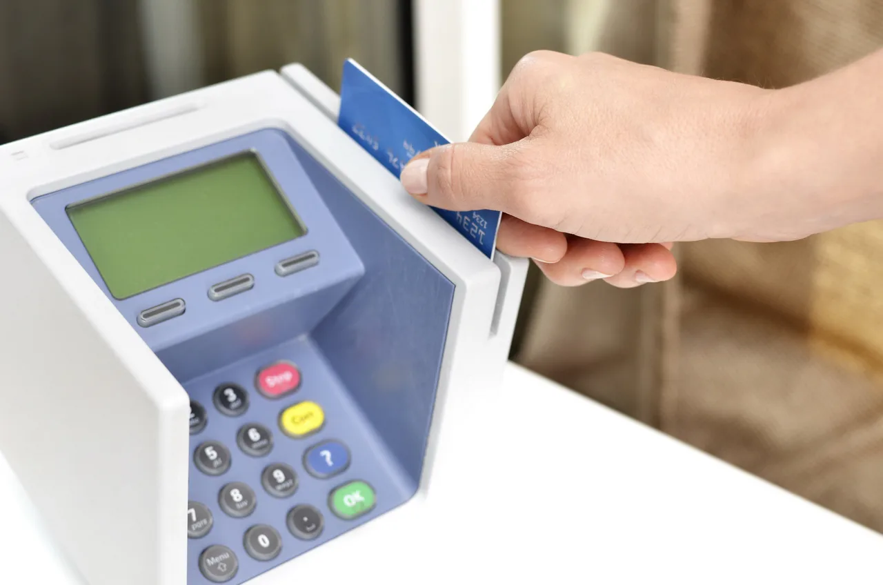 Tarjeta introducida en un terminal de pago
