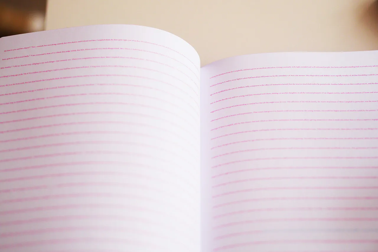 Páginas rayadas de un cuaderno abierto
