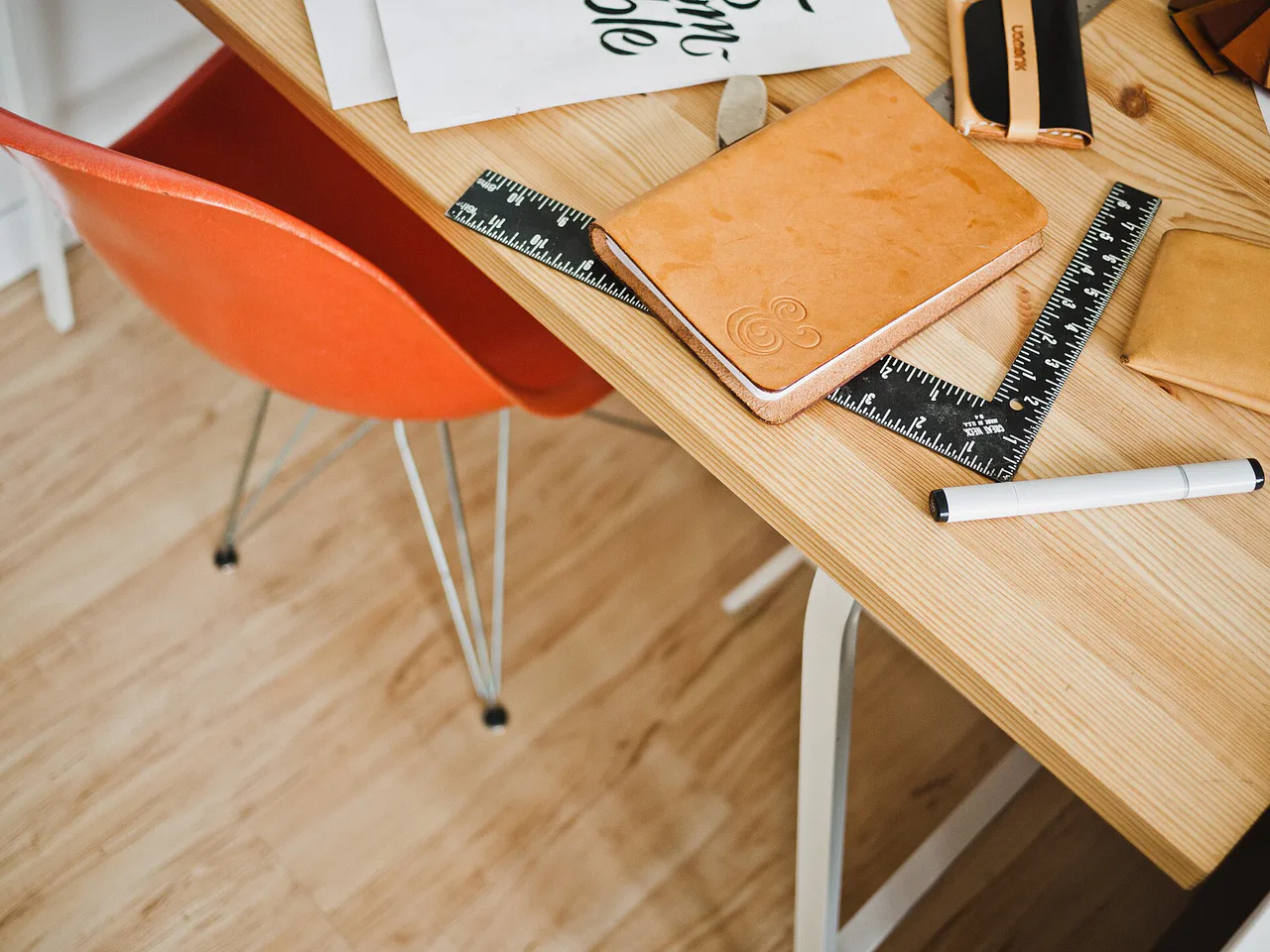 Cuadernos y lápices sobre una mesa de madera