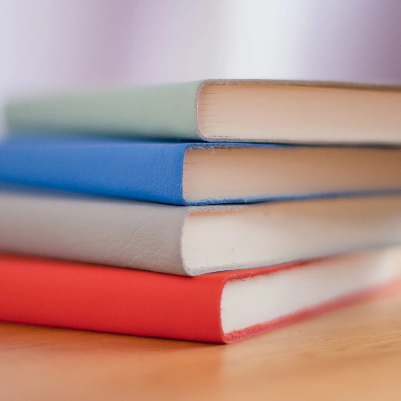 Libros de cubiertas de colores apilados