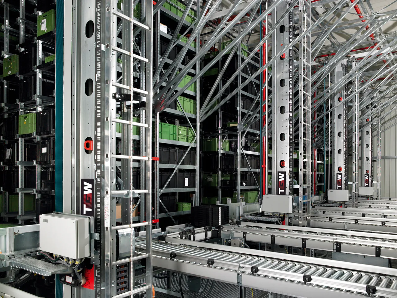 Estanterías de un almacén automatizado con contenedores, guías y transportadores.