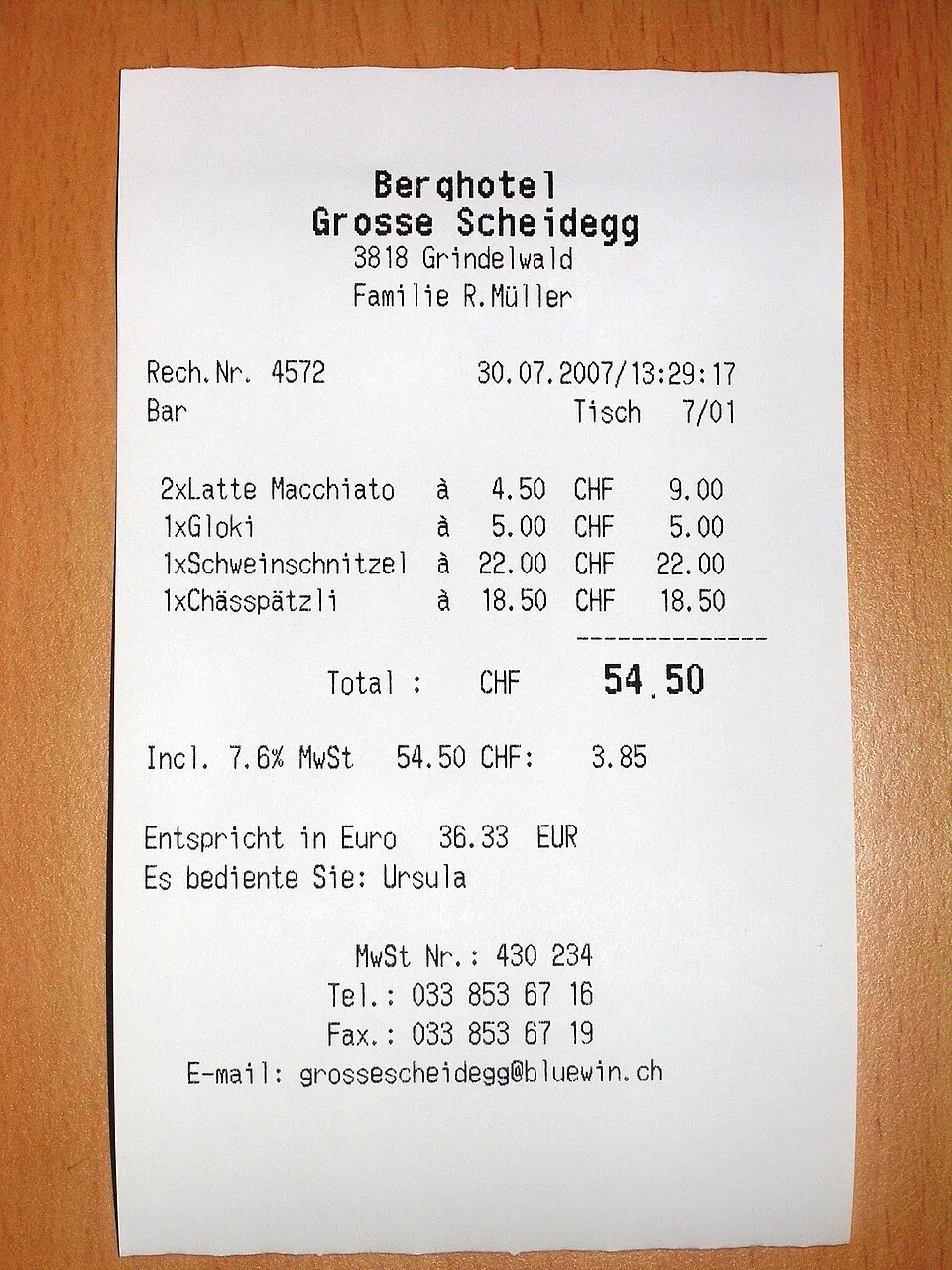 Ticket de restaurante con productos, precios e importe total.