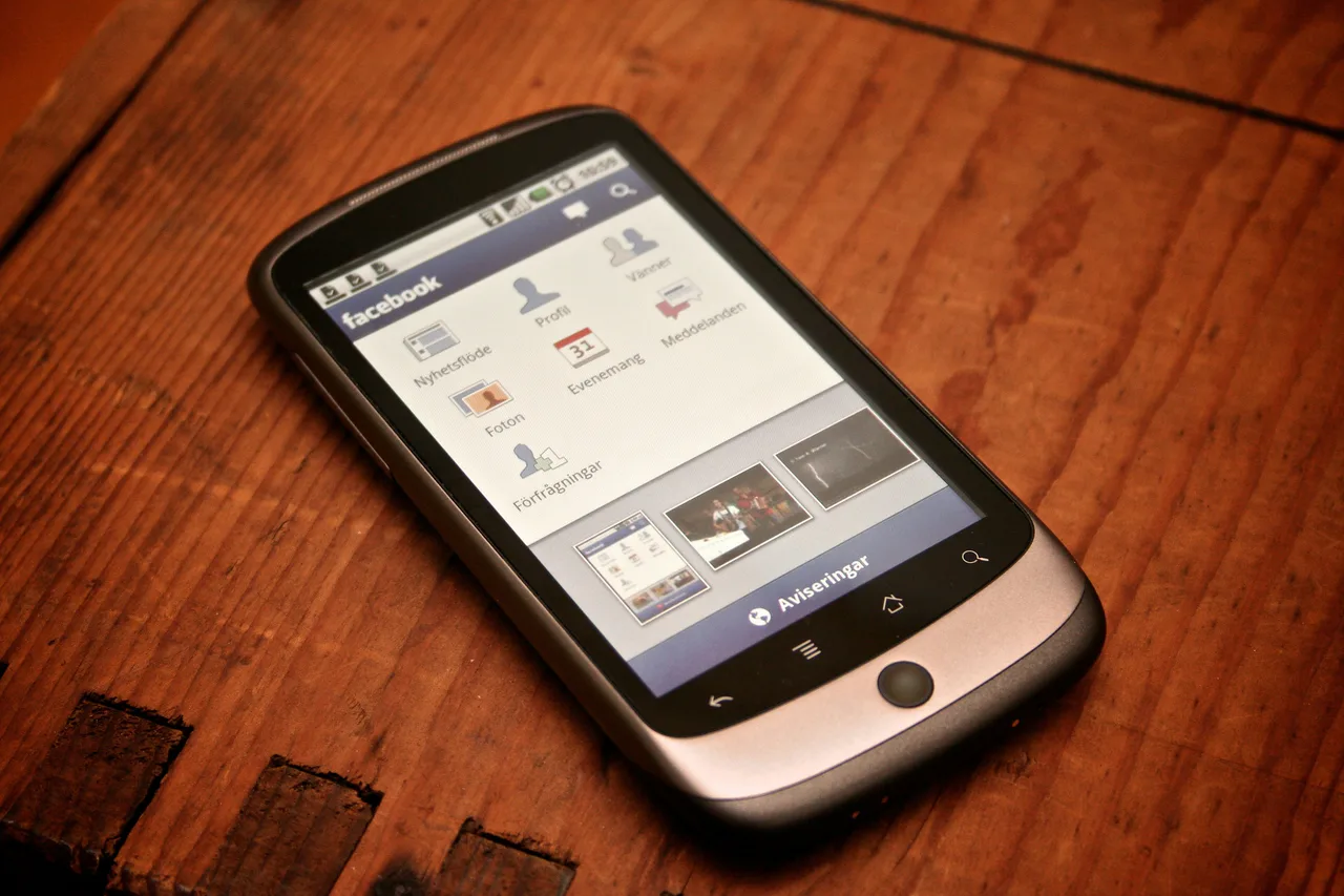 Un teléfono Android muestra una versión de la aplicación de Facebook.