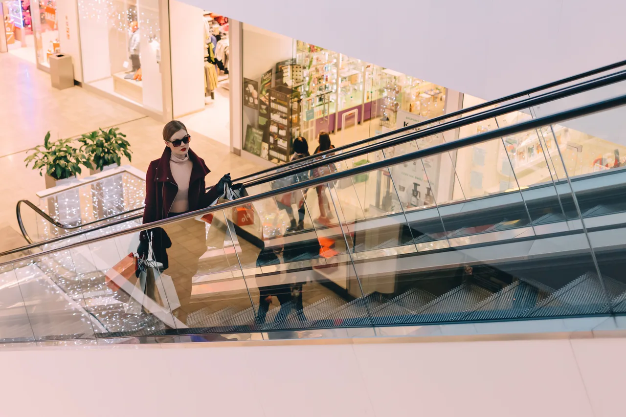Compradora con bolsas en un centro comercial