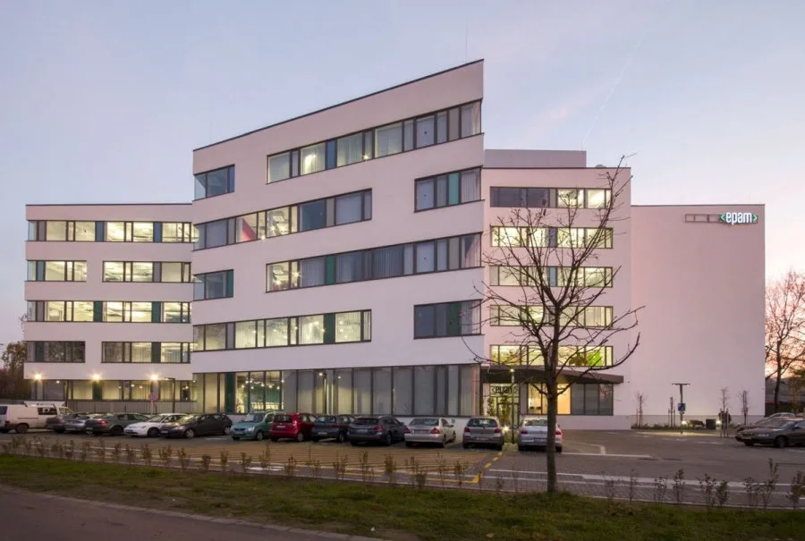 Exterior del edificio de EPAM en Szeged, Hungría.
