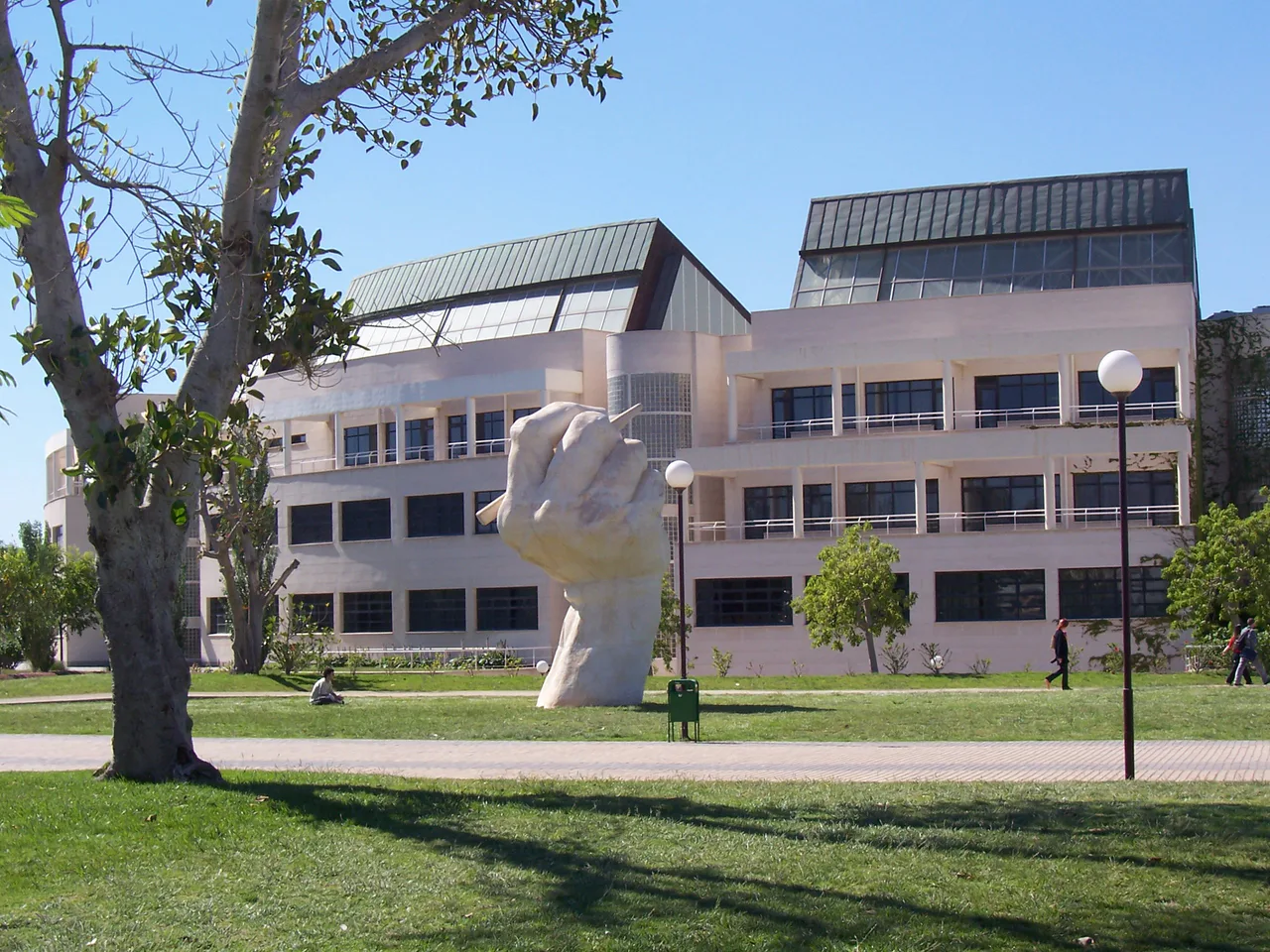 Edificio, jardín y escultura en el campus de la Universidad de Alicante