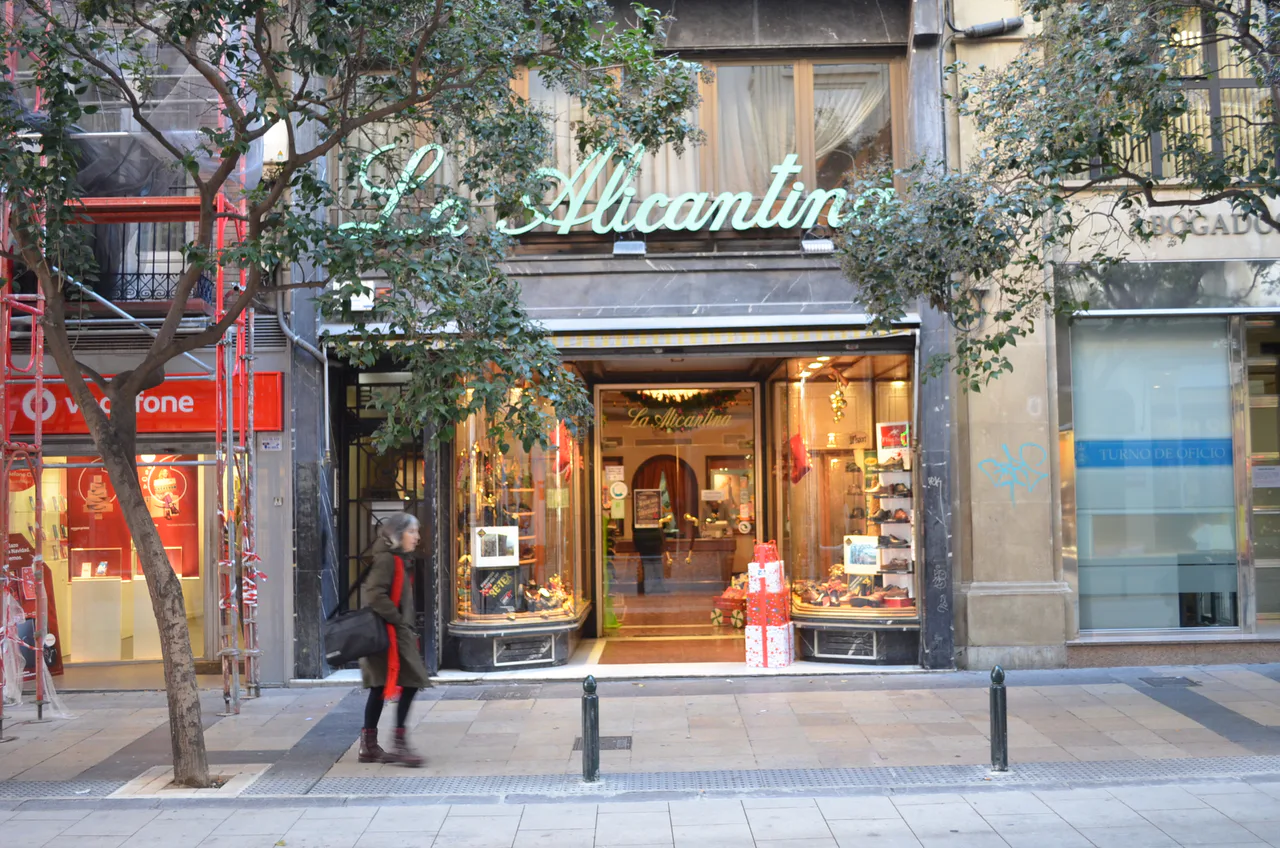 Fachada y escaparates de la zapatería La Alicantina en Zaragoza