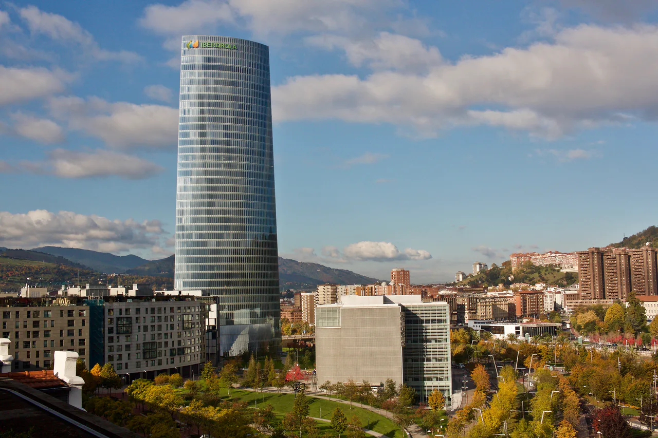 Torre Iberdrola en Bilbao, con el nombre de la compañía en la fachada