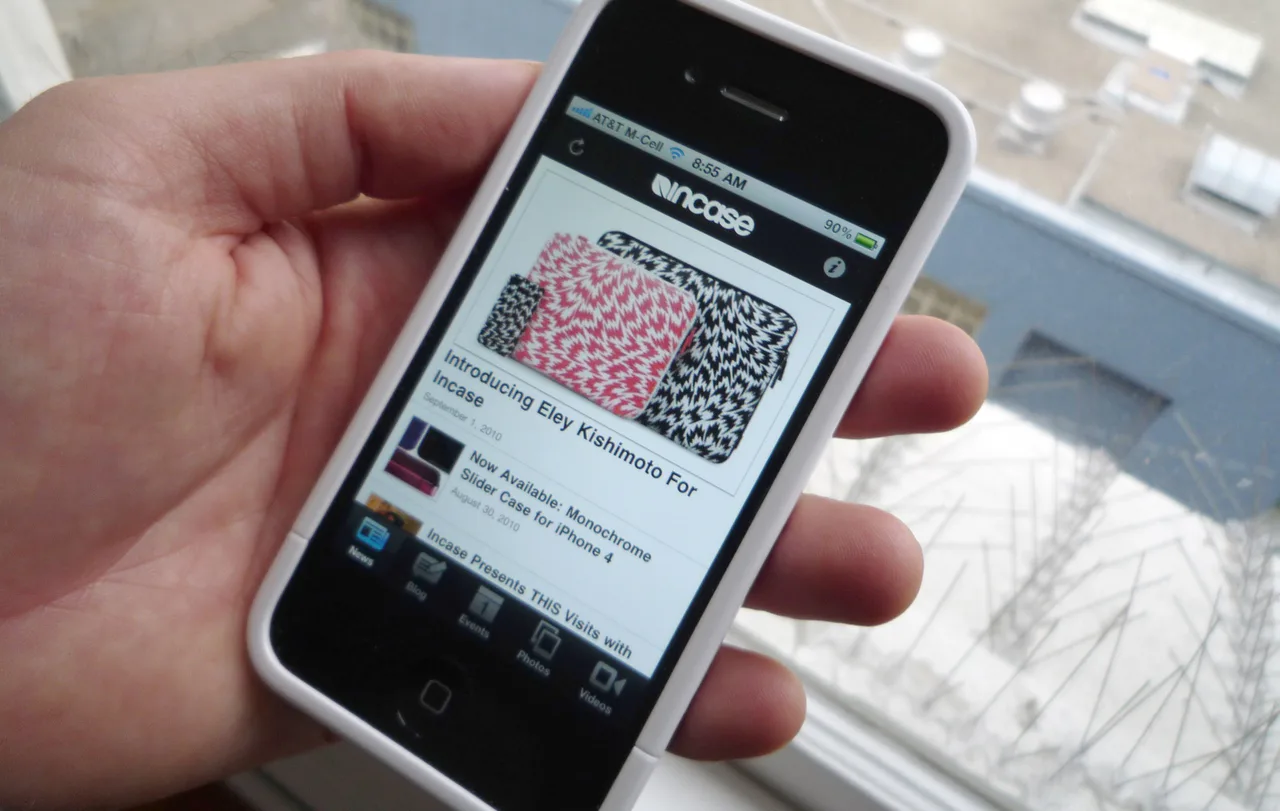 Un iPhone muestra la aplicación de Incase.
