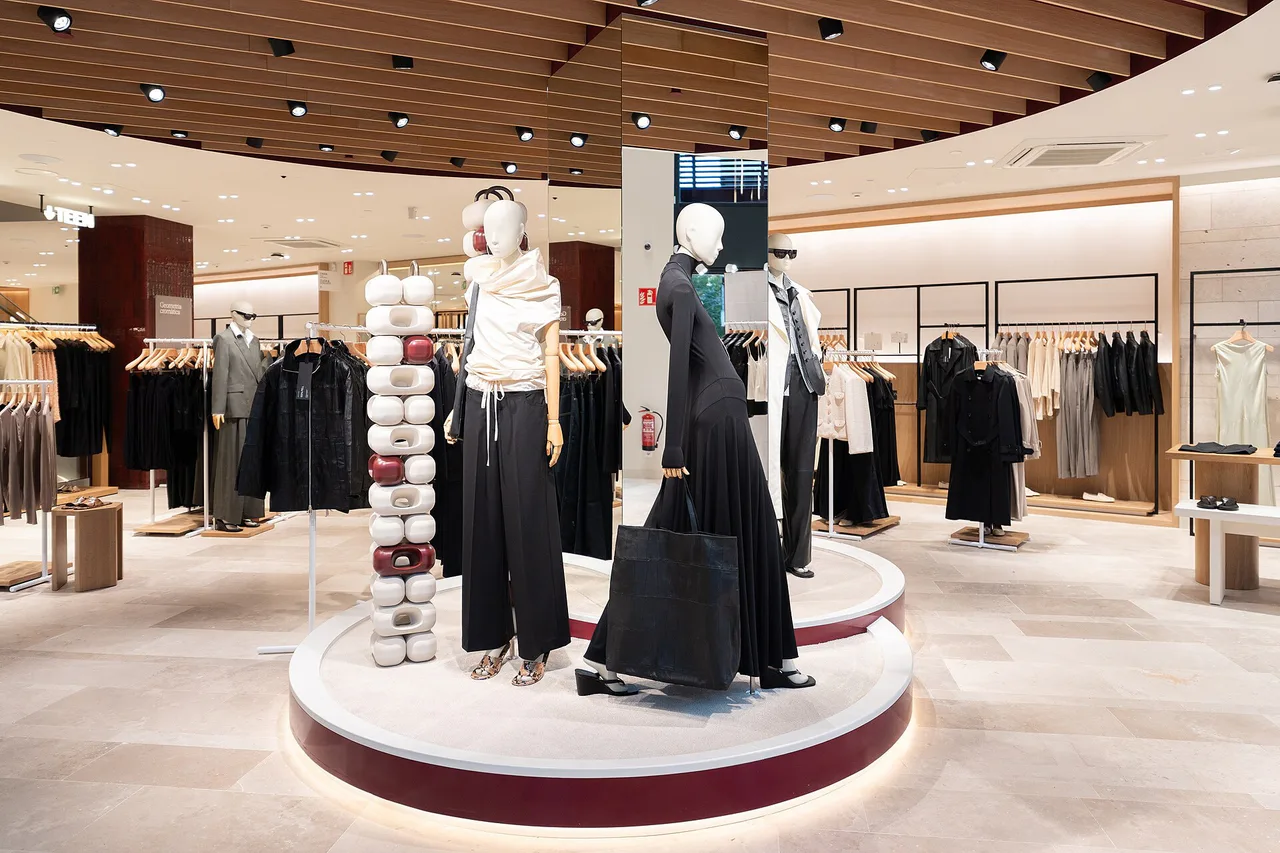 Interior de la tienda Mango en la avenida Diagonal 514 de Barcelona