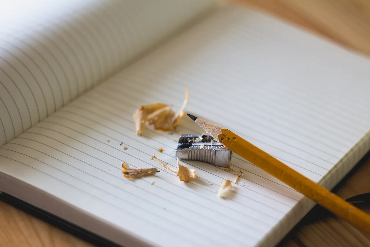 Virutas de lápiz sobre un cuaderno abierto
