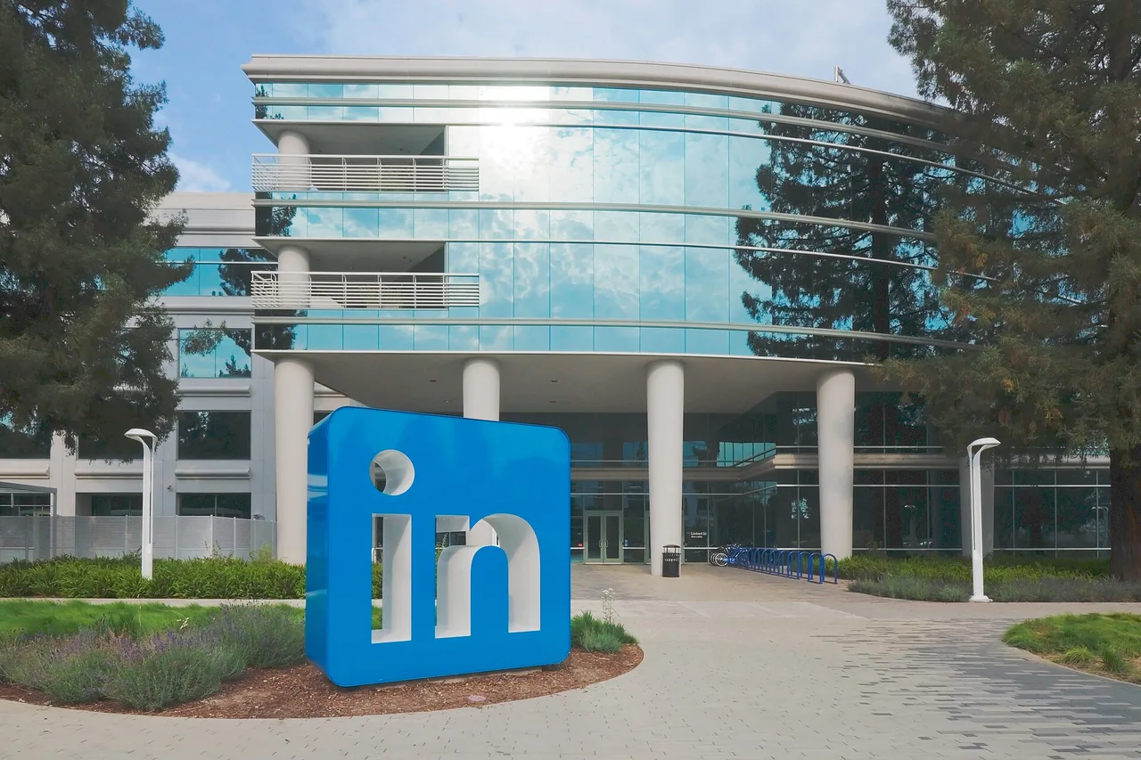 Logotipo de LinkedIn frente a su sede en Sunnyvale, California.
