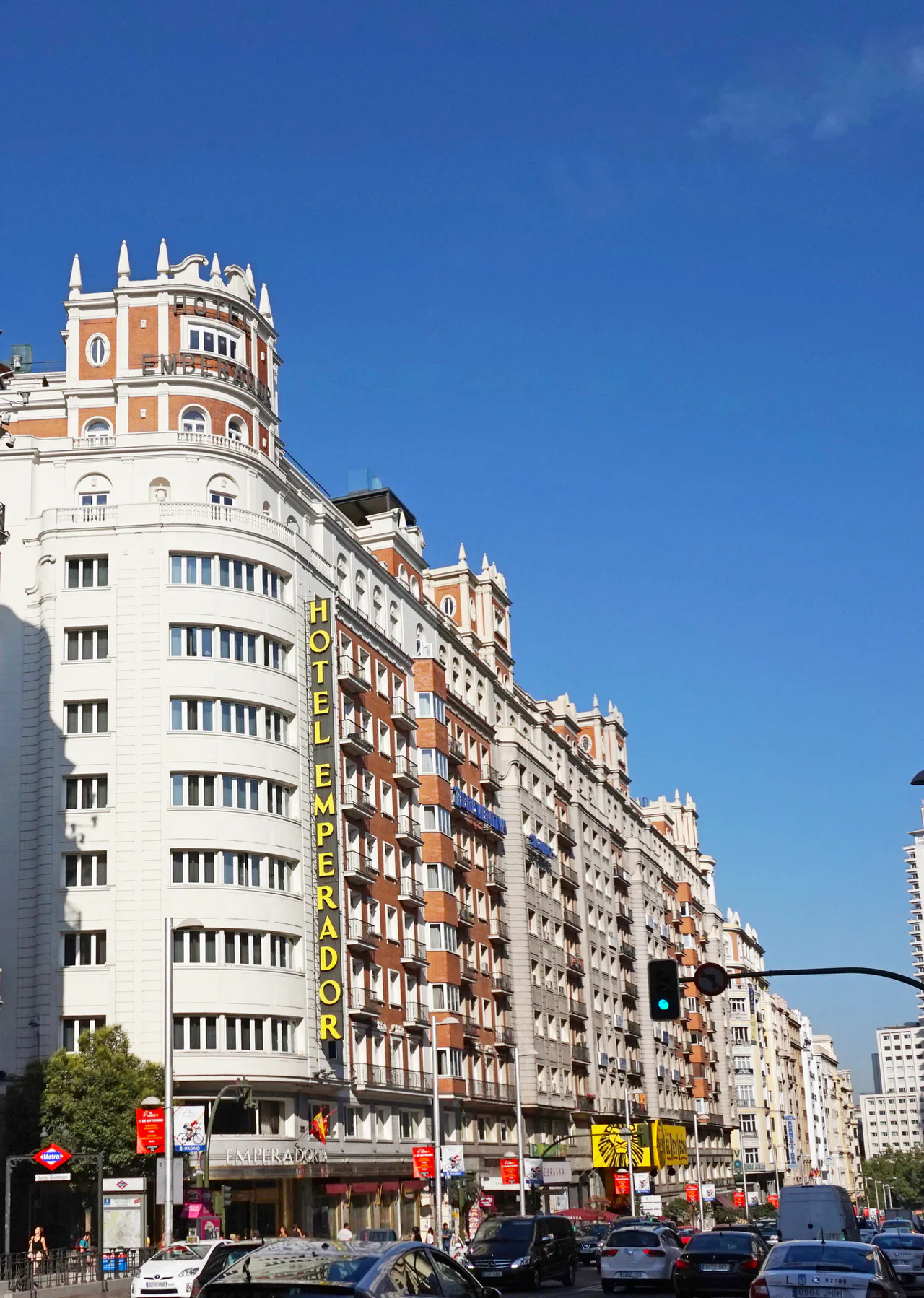 Fachada del Hotel Emperador en la Gran Vía de Madrid, con su rótulo vertical