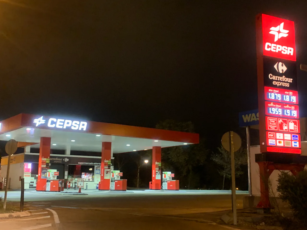 Estación de servicio Cepsa iluminada de noche