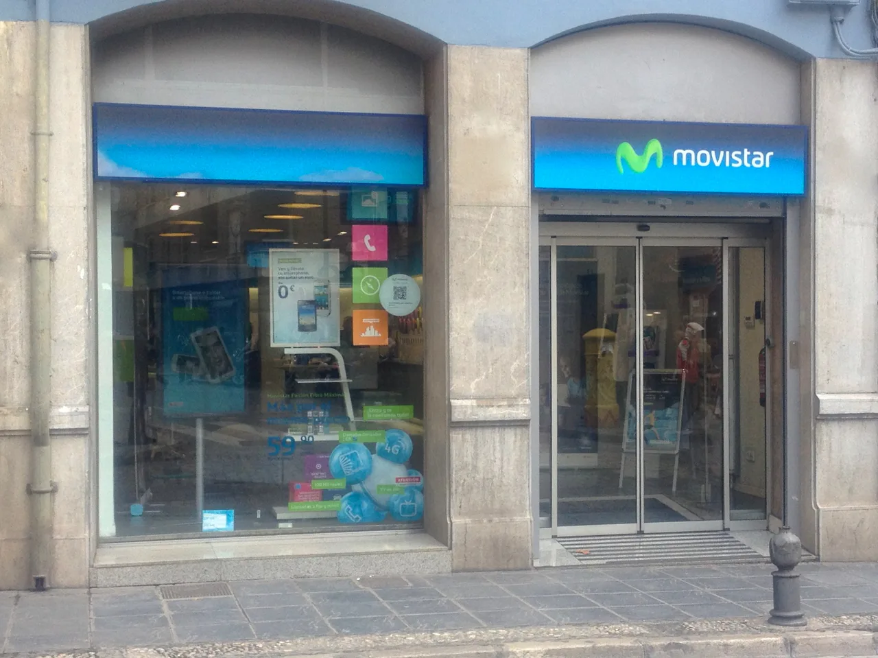 Fachada de una tienda Movistar en Granada