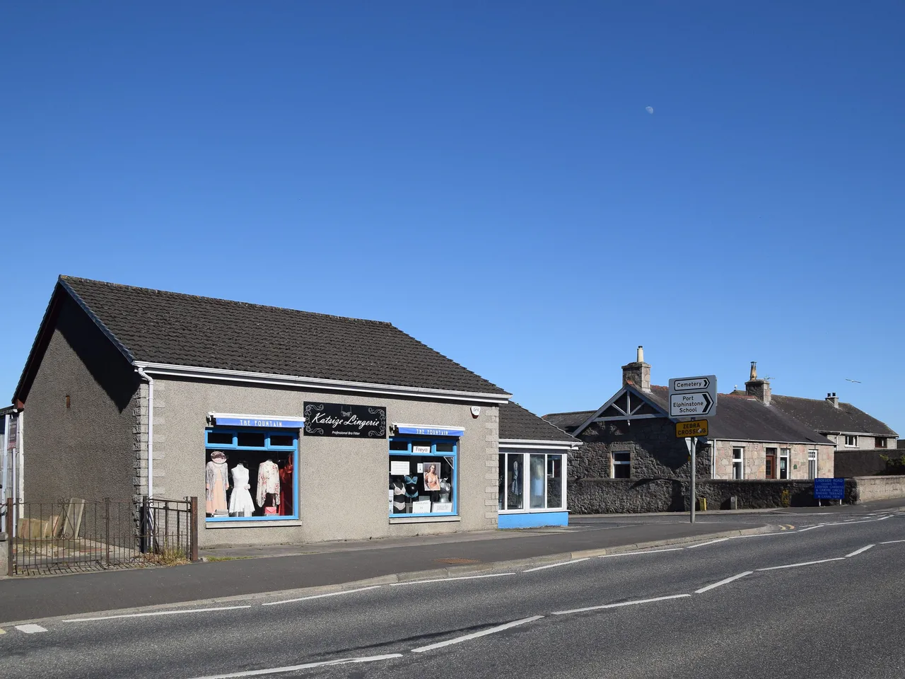 Escaparates de una pequeña tienda de ropa en Port Elphinstone, Escocia.