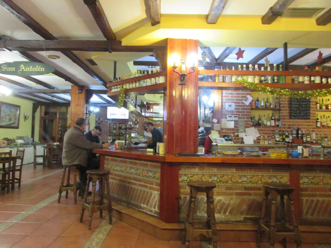 Counter and reception area at Hotel San Antolín in Tordesillas.