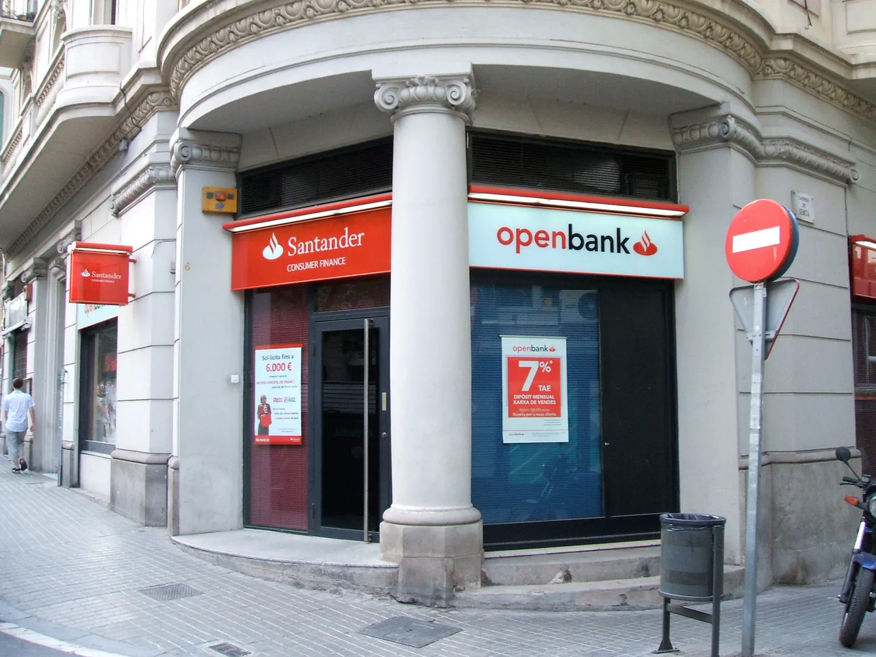 Fachada de una oficina de Openbank en la Via Augusta de Barcelona en 2006