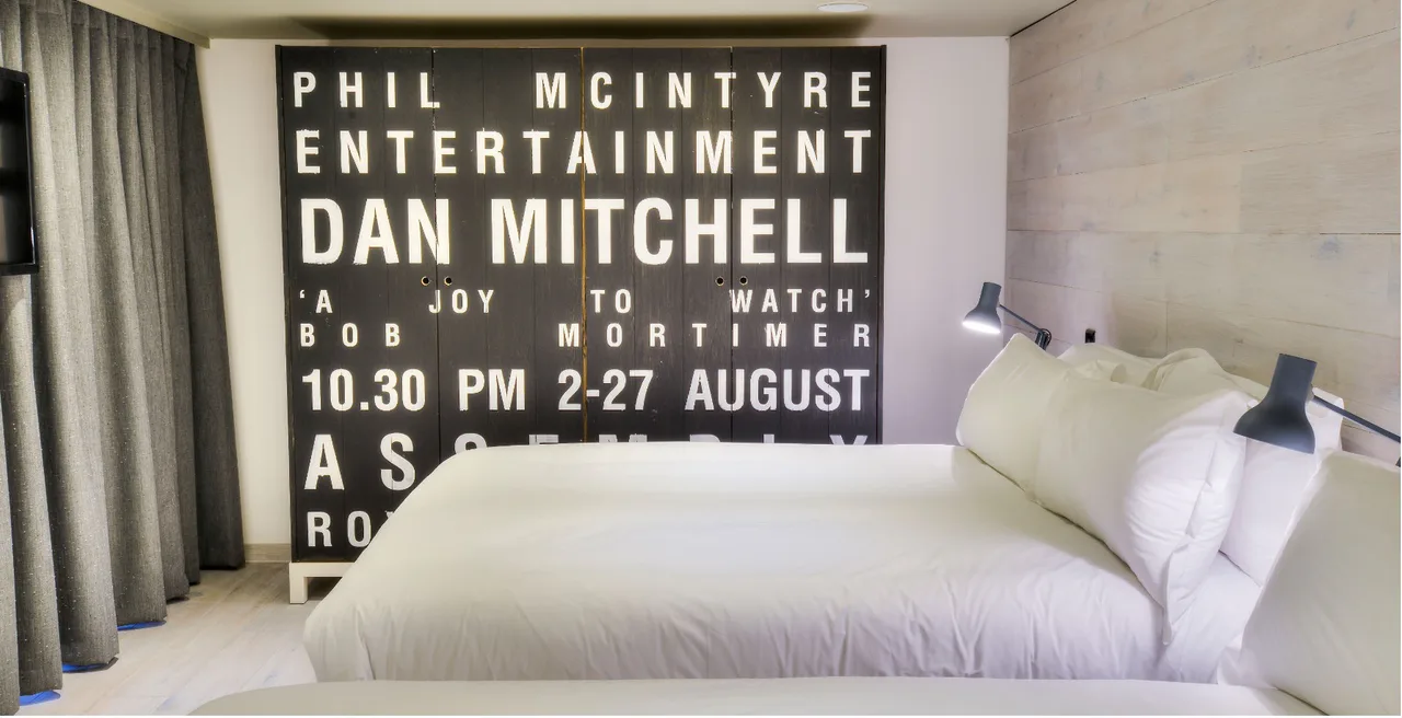 Cama doble y decoración de una habitación del STAY Central Hotel de Edimburgo