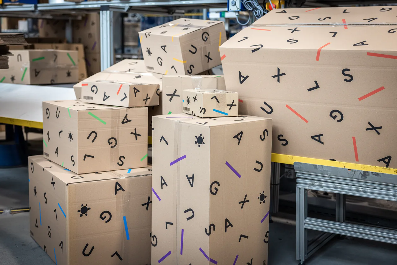 Cajas de cartón de distintos tamaños en una zona de preparación de envíos.