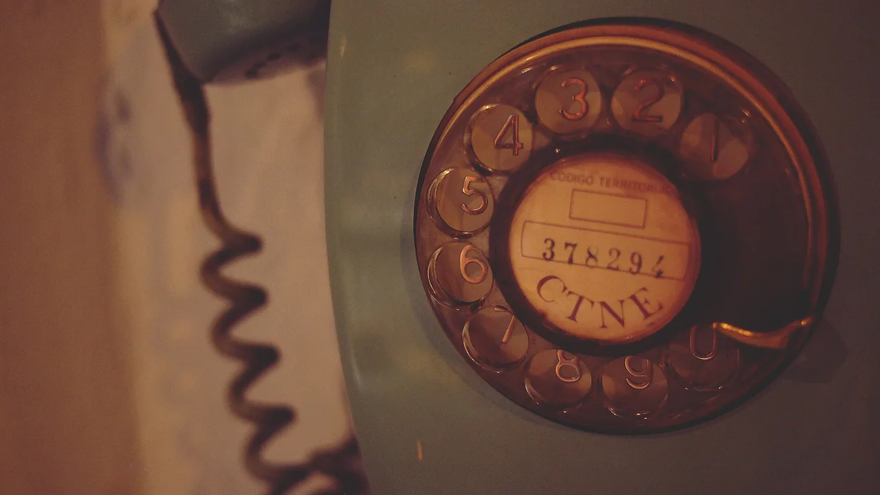 Primer plano del dial de un teléfono antiguo