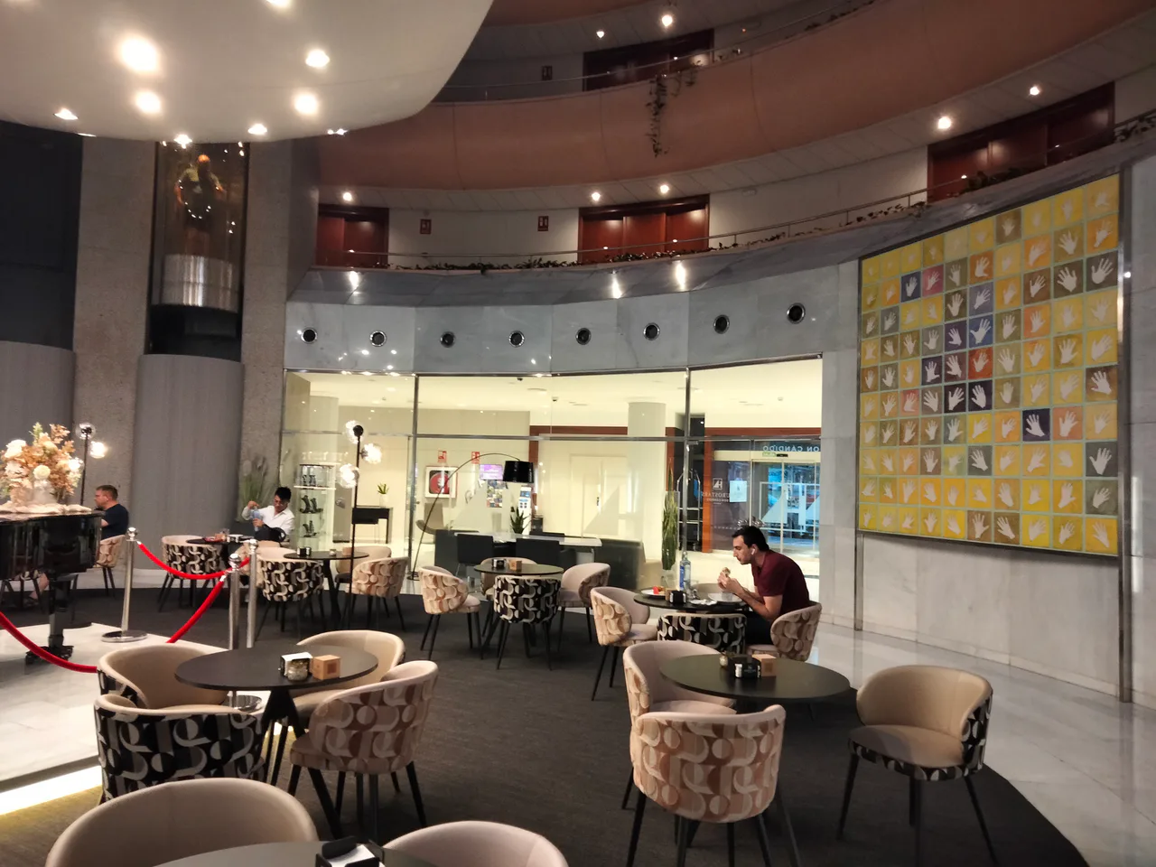 Mesas y butacas del lobby bar del hotel Eurostars Don Cándido en Terrassa