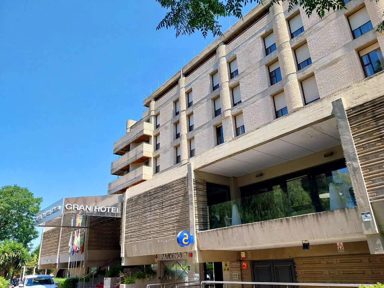 Facade and entrance of Sercotel Gran Hotel Zurbarán in Badajoz