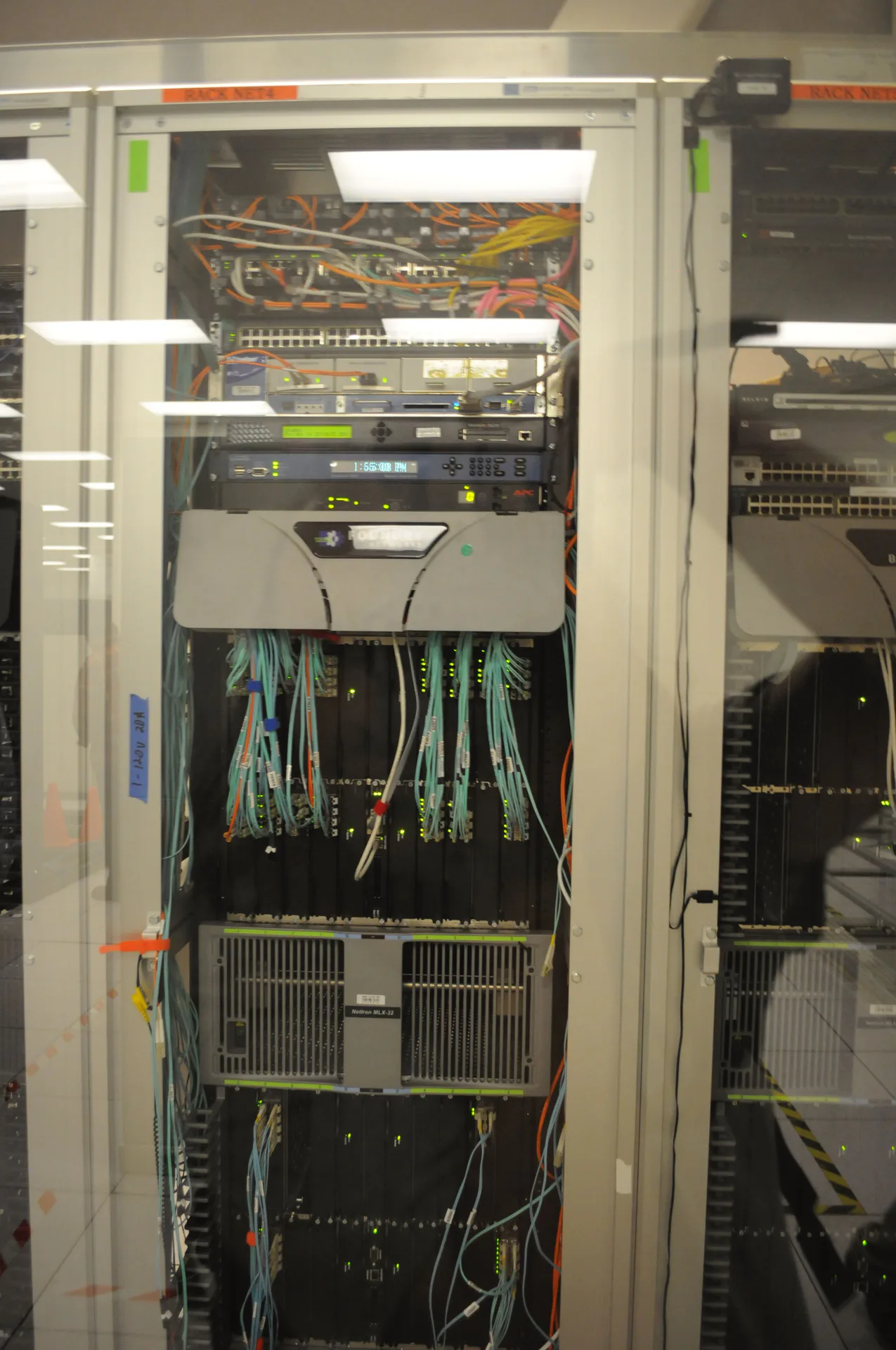 Equipos de red y cables de fibra en un armario de ESnet en NERSC.