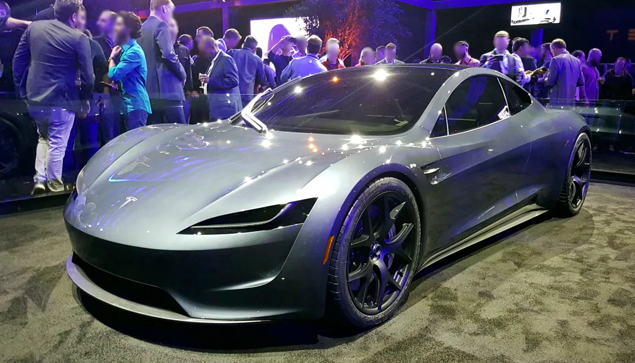 Prototipo plateado del Tesla Roadster ante visitantes en su presentación de noviembre de 2017