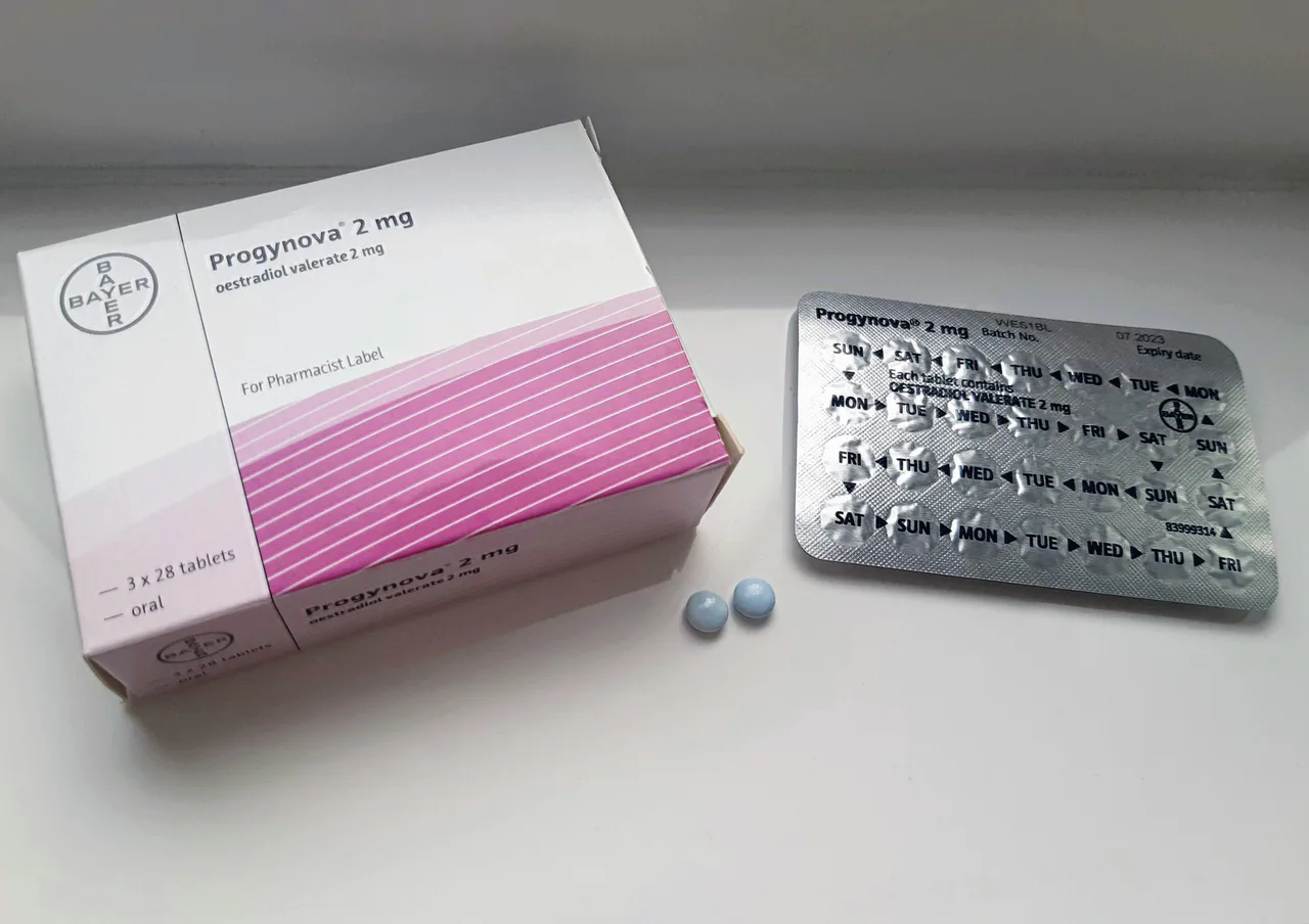Envase, blíster y tabletas de Progynova sobre una superficie.