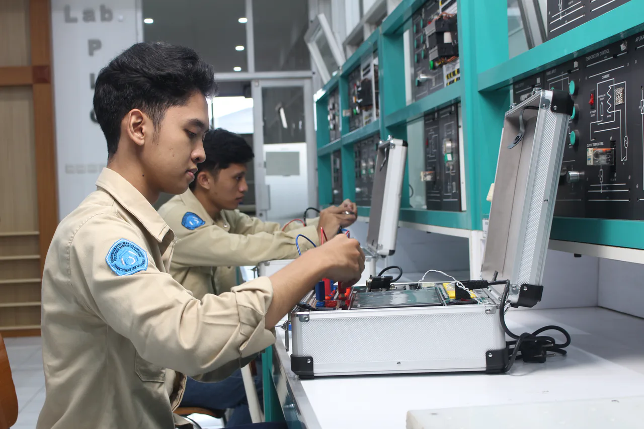 Prácticas con equipos de automatización en un laboratorio de PLC
