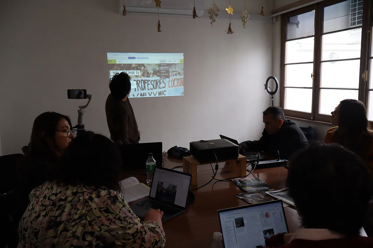 Participantes en una jornada de edición de Wikipedia organizada por Wikimedia Chile y Amnistía Internacional Chile.