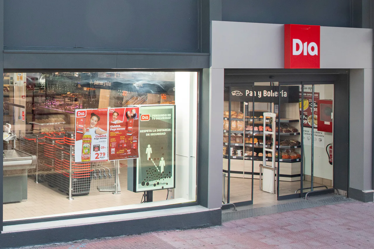 Entrada de un supermercado Dia con un cartel del Club Dia